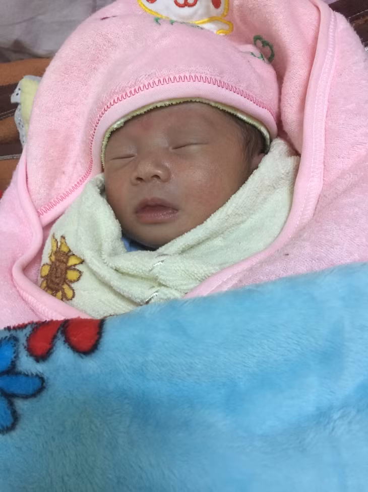 Bé gái 14 ngày tuổi đang được sư thầy Thích Đàm Linh tạm thời nuôi dưỡng tại chùa. 