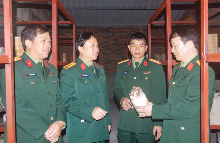 Đại tá Nguyễn Thanh Bình, Phó Chỉ huy trưởng Bộ CHQS tỉnh trao đổi....