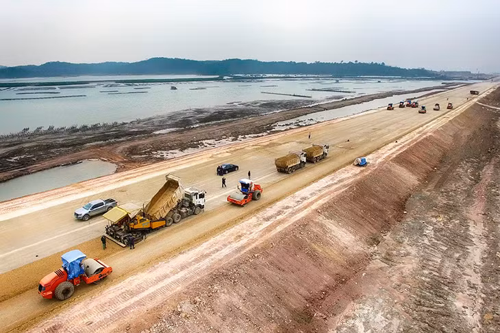 Tại các vị trí hoàn thành dỡ tải, nhà thầu đang tập trung thi công bù tiến độ nền đường.