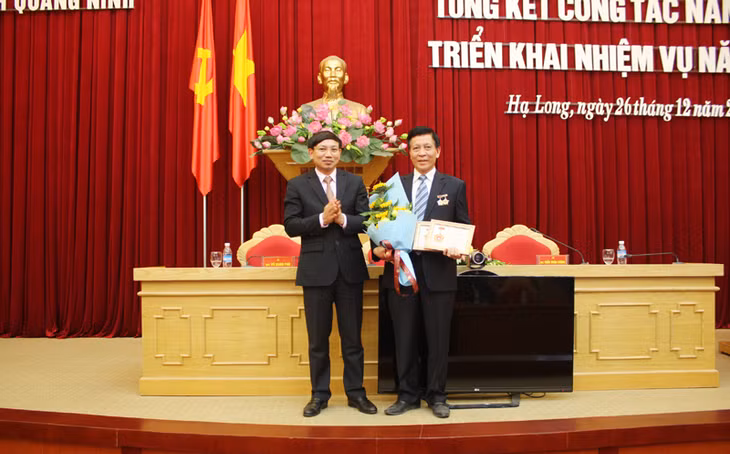 Đồng chí Trần Xuân Cương, Bí thư Đảng ủy Khối các cơ quan tỉnh đã được tặng kỷ niệm chương vì sự nghiệp Kiểm tra của Đảng và kỷ niệm chương vì sự nghiệp Văn phòng cấp ủy