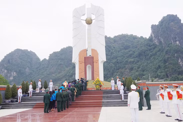 Các đại biểu dâng hương tại Đài tưởng niệm các Anh hùng Liệt sĩ TP Hạ Long