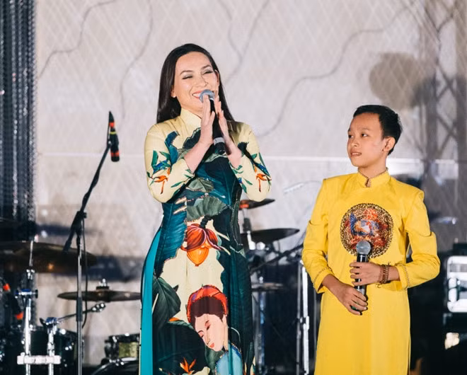 Kể từ khi nhận đỡ đầu Hồ Văn Cường, Phi Nhung luôn khẳng định sẽ giúp em tập trung vào việc học. Giữ đúng lời hứa, thỉnh thoảng cô mới đưa tài năng nhí đi hát.