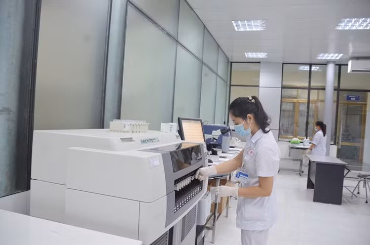 Hiện nay, các cơ sở y tế trên địa bàn tỉnh đều có thể xét nghiệm sàng lọc để phát hiện sớm nhiễm HIV. Ảnh chụp tại Khoa Huyết học-Truyền máu, Bệnh viện Đa khoa tỉnh.