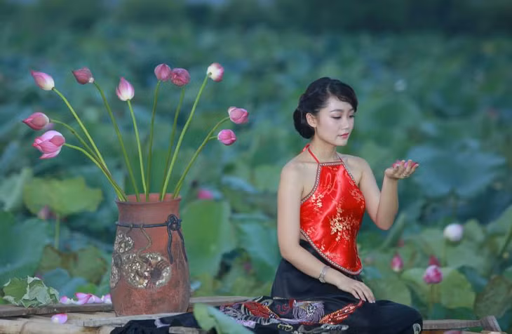 Bức ảnh lưu lại nét xuân thì của BTV luôn phải nghiêm, có khi phải làm mình già đi mỗi khi dẫn bản tin thời sự.