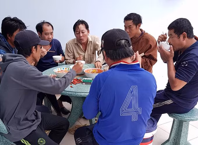 Từ nhiều hôm trước bão, chính quyền địa phương vận động đưa tàu thuyền, người dân đánh bắt hải sản trên biển đến nơi tránh trú an toàn. Nhà cửa được chằng chống kỹ lưỡng, không thiệt hại về người.