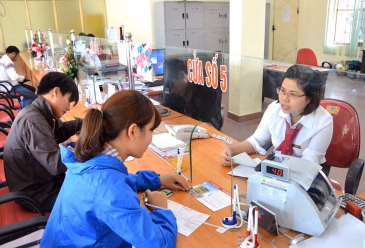 Khách hàng giao dịch vay vốn phát triển sản xuất tại Chi nhánh Ngân hàng Nông nghiệp và PTNT huyện Hoành Bồ