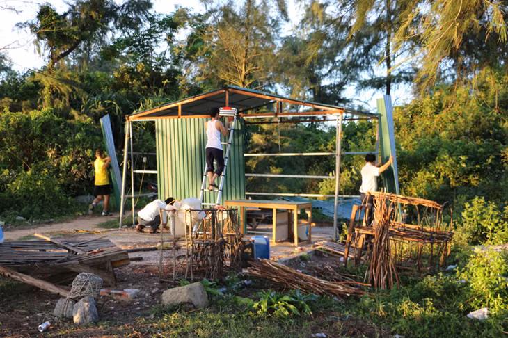 Gia đình ông Nguyễn Văn Hải - Khu 3 thị trấn Cô Tô tự nguyện tháo dỡ công trình xây dựng trên đất Quốc phòng. Ảnh: Thu Báu (Trung tâm TTVH Cô Tô).