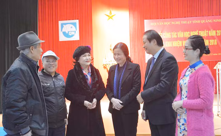 Đồng chí Đỗ Thị Hoàng trò chuyện với các văn nghệ sĩ.