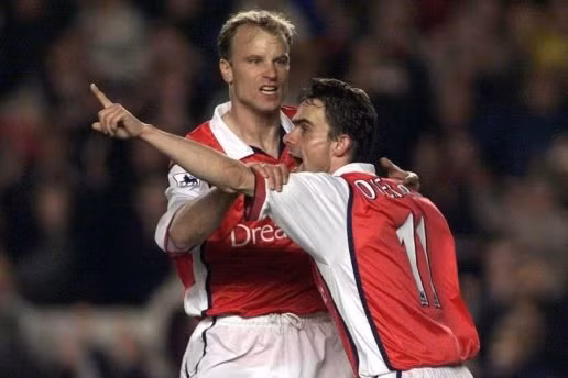  Dennis Bergkamp và Marc Overmars trong màu áo Pháo thủ.