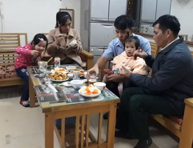Bữa cơm gia đình đầm ấm của thợ lò Dương Văn Nghĩa, Công ty CP Than Vàng Danh.