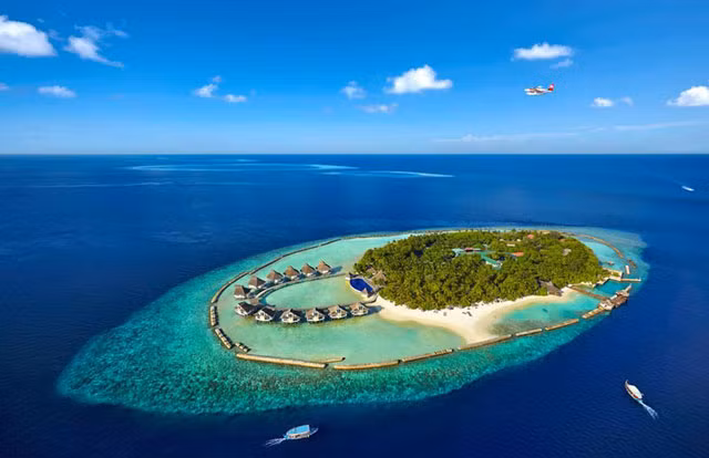 6. Maldives. Là quốc đảo gồm nhóm các đảo san hô tại Ấn Độ Dương. 26 đảo san hô của Maldives bao vòng quanh một lãnh thổ gồm 1.192 đảo nhỏ. Đây là một trong những điểm du lịch biển hấp dẫn nhất châu Á nói riêng và thế giới nói chung.