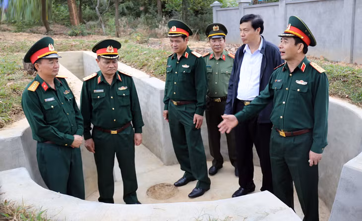 Lãnh đạo tỉnh, thủ trưởng Bộ CHQS tỉnh kiểm tra công tác chuẩn bị hậu cần trong cuộc Diễn tập khu vực phòng thủ tỉnh năm 2017. 
