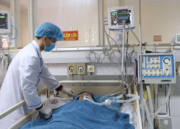 Các bệnh nhân đang được theo dõi và điều trị tích cực tại khoa Hồi sức tích cực bệnh viện