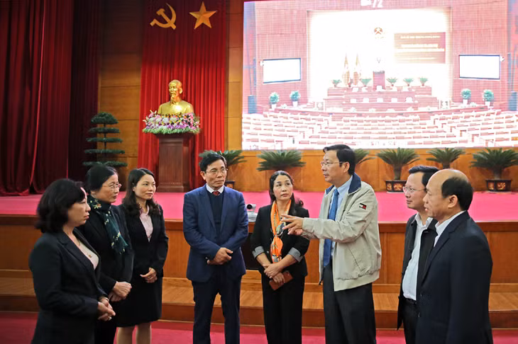 Các đại biểu tại điểm cầu Quảng Ninh trao đổi thông tin bên lề Hội nghị toàn quốc học tập, quán triệt Nghị quyết Hội nghị T.Ư 6 (khoá XII)