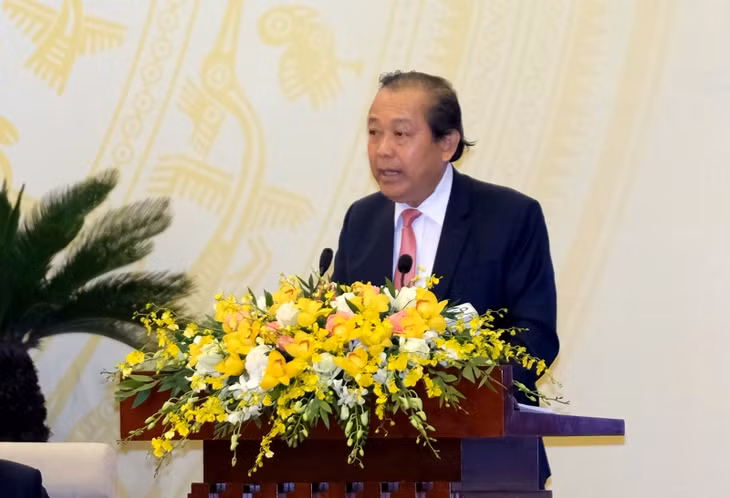 Phó Thủ tướng Thường trực Chính phủ Trương Hoà Bình trình bày Báo cáo tóm tắt về 7 nhiệm vụ trọng tâm trong điều hành phát triển kinh tế-xã hội năm 2018. Ảnh VGP/Quang Hiếu