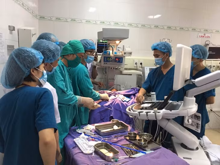 Các bác sĩ tiến hành thủ thuật 