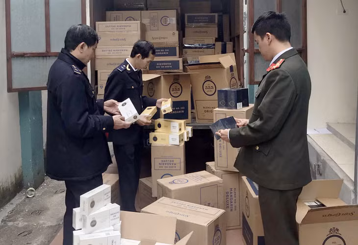 Lực lượng chức năng tiến hành kiểm tra toàn bộ số thuốc lá nhập lậu thu giữ.