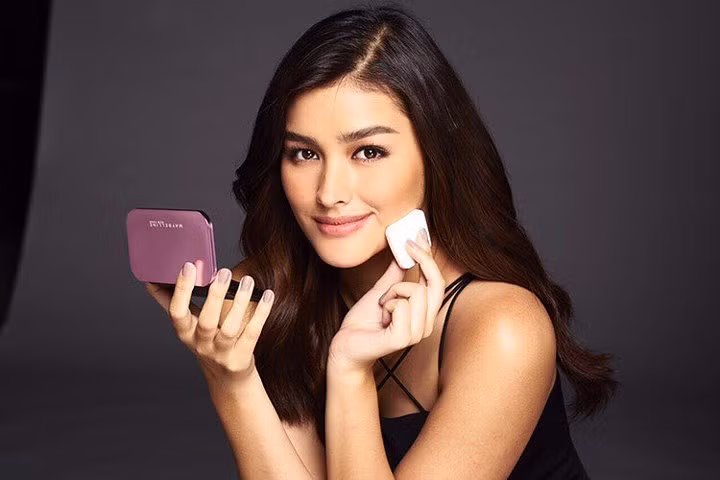 Liza sinh năm 1998, cô sở hữu vẻ đẹp lai hai dòng máu, cha cô là người Philippines, mẹ là người Mỹ.