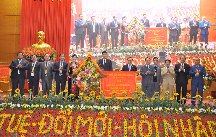 Lãnh đạo VCCI Việt Nam và tỉnh Quảng Ninh trao tặng cờ, bức trướng chúc mừng Hiệp hội doanh nghiệp tỉnh.