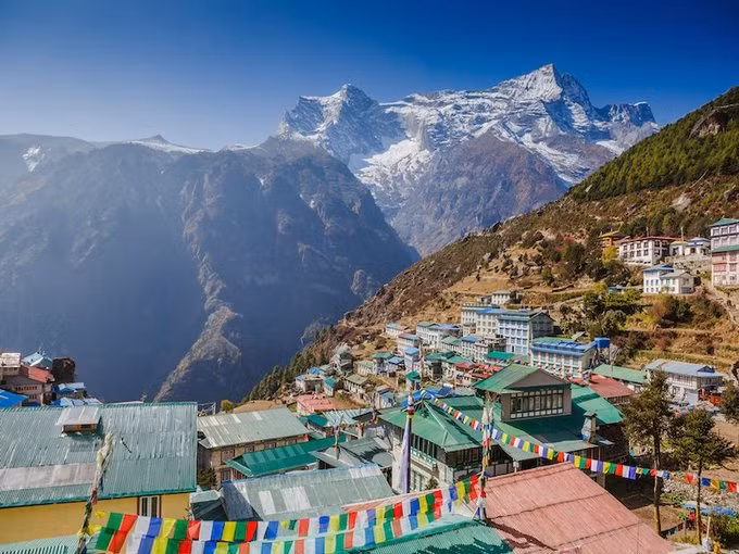 Nepal Khách sạn 3 sao ở Nepal có giá chỉ từ 10 USD một đêm. Ba bữa ăn no nê ở đây cũng chỉ tốn chưa đầy 9 USD. Tới đây, bạn có cơ hội khám phá những ngôi làng nhỏ xinh hoặc đi bộ lên Everest Basecamp, nơi nổi tiếng với khung cảnh núi non hùng vĩ và những ngôi đền tuyệt đẹp. Business Insider cho rằng quốc gia nhỏ bé này là lựa chọn tuyệt vời thay vì những nước láng giềng đã quá quen thuộc với du khách như Trung Quốc và Ấn Độ.