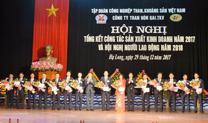 Lãnh đạo Công ty than Hòn Gai trao giấy khen cho các tập thể có thành tích xuất sắc trong phong trào thi đua lao động sản xuất năm 2017.