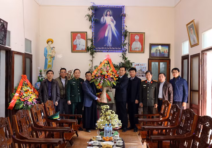 Bí thư Tỉnh ủy Nguyễn Văn Đọc chúc mừng linh mục và giáo dân giáo xứ Trà Cổ (TP Móng Cái) nhân dịp đón Giáng sinh 2017. Ảnh: Hữu Việt
