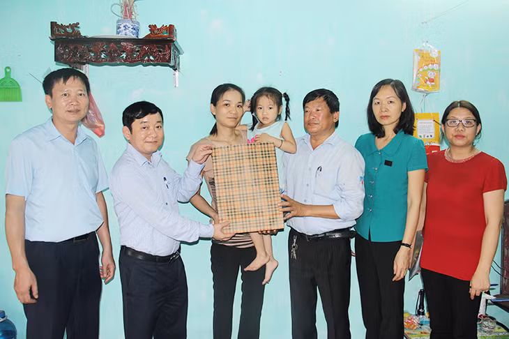 Công đoàn Công ty Than Núi Béo thăm hỏi, động viên gia đình CNLĐ có hoàn cảnh khó khăn.
