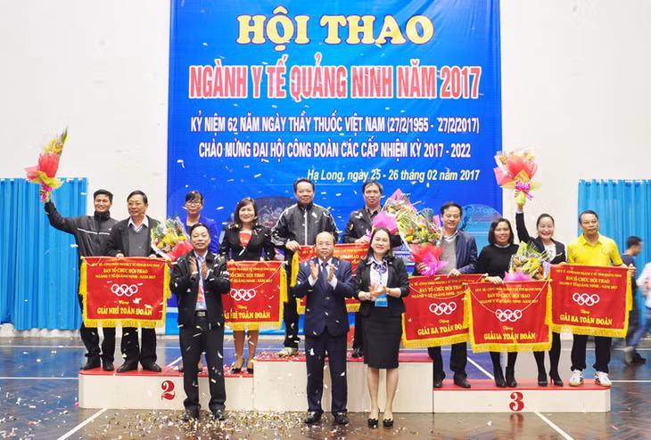 Ban Tổ chức hội thao trao giải nhất, nhì, ba toàn đoàn cho các đơn vị tham gia hội thao.
