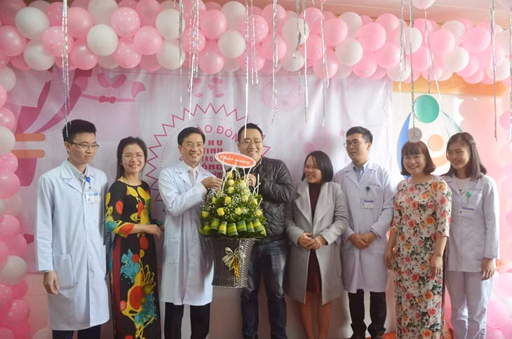 Nhiều gia đình người bệnh đến tặng hoa, chúc mừng các thầy thuốc của Bệnh viện Sản nhi