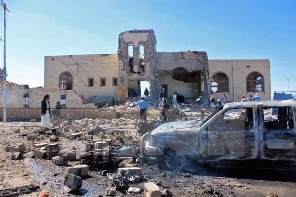 Cảnh đổ nát sau các đợt không kích nhằm vào thành phố Saada, Yemen ngày 20/12. (Nguồn: AFP/TTXVN)