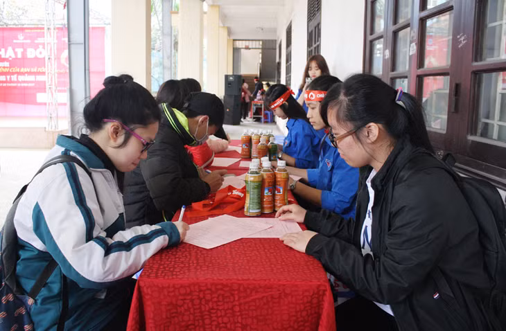 Đông đảo ĐVTN đăng ký tham gia hiến máu tại chương trình.