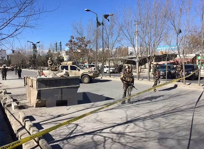 Lực lượng an ninh Afghanistan gác tại hiện trường vụ nổ ở Kabul ngày 28/12. (Nguồn: AFP/TTXVN)