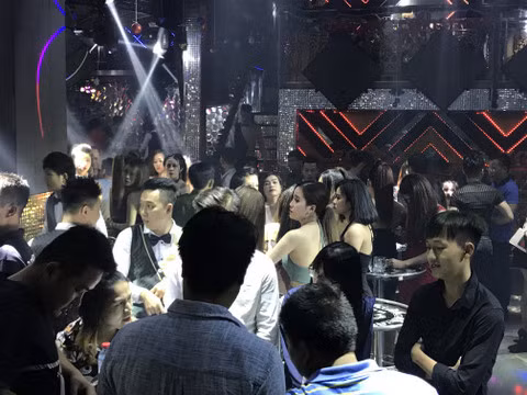 Dân chơi bị chốt chặn khi cảnh sát ập vào kiểm tra quán bar. Ảnh: Lê Trai.