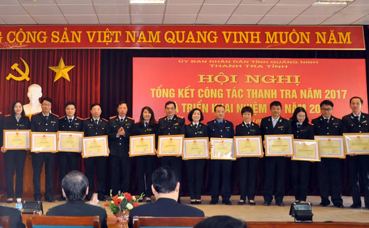Nhiều tập thể có thành tích tốt trong công tác thi đua năm 2017 được Chánh Thanh tra tỉnh khen thưởng. 