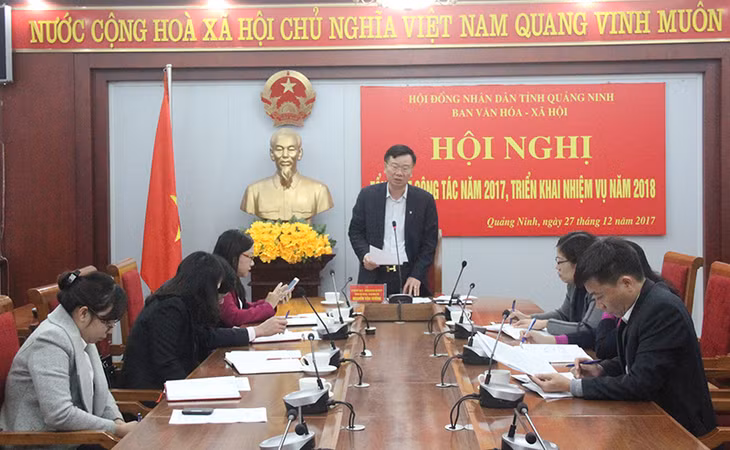 Du khách tham gia nhặt rác tại các cột mốc biên giới, huyện Bình Liêu. Ảnh: La Lành (CTV)