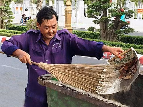 Ông Long từng bị cách chức cho ra đường quét rác vì tố cáo sai phạm của ông Khanh