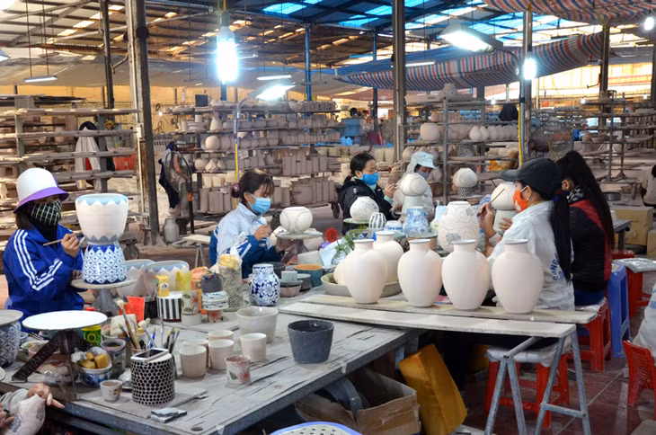 Lao động làm việc tại chi nhánh Công ty TNHH gốm sứ Quang Vinh, khu Vĩnh Quang, phường Mạo Khê, TX Đông Triều