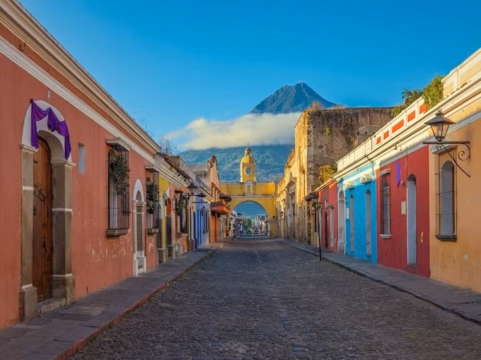 Guatemala Được xem là địa điểm lý tưởng để khám phá, Guatemala có kiến trúc tuyệt đẹp, những tàn tích của người Maya, các thị trấn thuộc địa, núi lửa... Đất nước nhỏ ở Trung Mỹ này còn được biết đến với vẻ đẹp tự nhiên và sự hiếu khách nồng hậu. Đặc biệt, chi phí ở đây rẻ hơn nhiều so với các quốc gia lân cận như Costa Rica hay Panama.