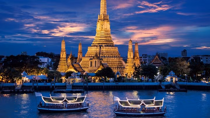 Đến thủ đô Bangkok, tham quan Chùa thuyền Yannawa, Chùa Phật Vàng – nơi thờ tượng Phật vàng lớn nhất thế giới, Cung điện Ananta Samakhom, ngồi thuyền dạo sông Chaophraya,… Và thỏa thích mua sắm tại Siam Paragon, Sukhumvit, chợ cuối tuần Chatuchak. Tận hưởng làn nước trong xanh Pattaya cùng nhiều hoạt động thú vị tại Coral Island, chiêm ngưỡng Trân Bảo Phật Sơn với Tượng Phật khắc nổi bằng vàng ròng, thưởng thức Alcazar Show của diễn viên chuyển giới…