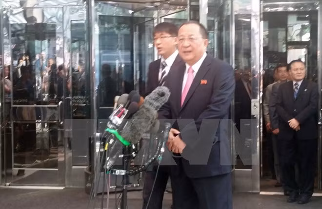 Bộ trưởng Ngoại giao Triều Tiên Ri Yong-ho (phải) phát biểu với báo giới tại New York, Mỹ ngày 259. (Nguồn: Yonhap/TTXVN)