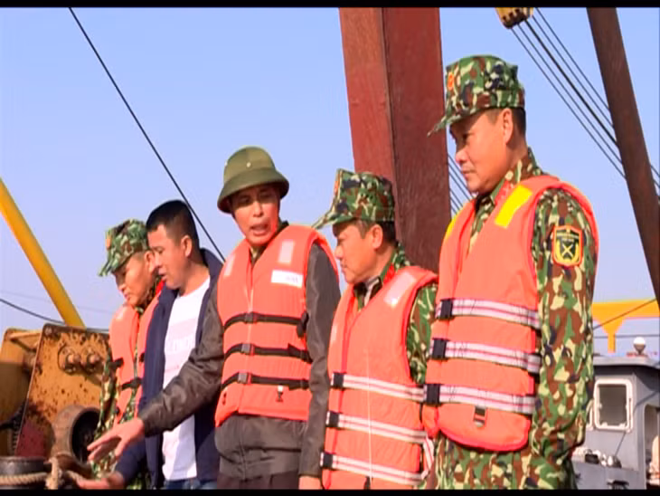 Đồng chí Vũ Văn Diện, Phó Chủ tịch UBND tỉnh trực tiếp chỉ đạo công tác cứu hộ, cứu nạn tại hiện trường. Ảnh: Văn Đảm (Bộ CHQS tỉnh)
