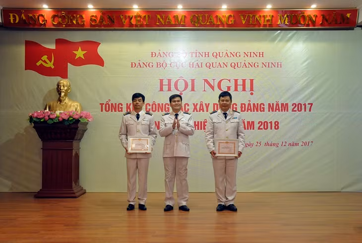 Đảng bộ Cục Hải quan Quảng Ninh khen thưởng 2 Chi bộ TSVM tiêu biểu năm 2017.