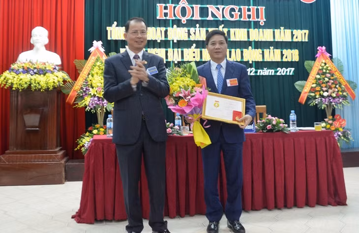 Đồng chí Trần Thanh Hải, Tổng Giám đốc Tập đoàn Công nghiệp -Than khoáng sản Việt Nam thừa ủy quyền trao Bằng khen lao động sáng tạo của Tổng LĐLĐ Việt Nam cho đồng chí Bùi Văn Tuấn, Giám đốc Công ty Kho vận và Cảng Cẩm Phả. 