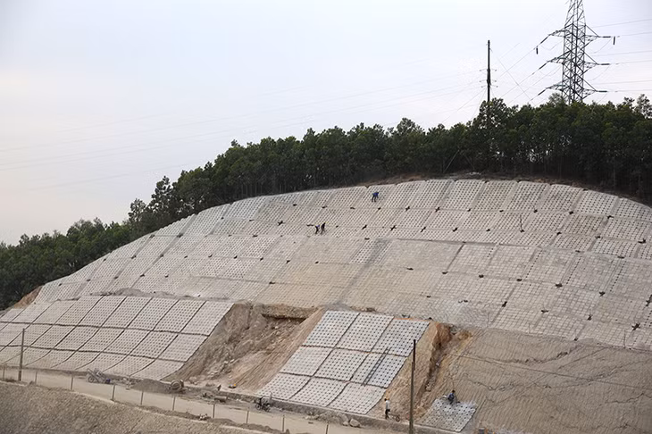 Tại các mái ta luy bị ảnh hưởng do mưa nhiều, sạt lở, đến nay đã được nhà thầu tập trung khắc phục.
