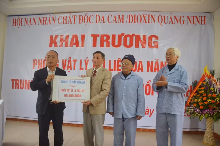 Công ty TNHH Minh Anh (TP Hạ Long) tặng 1 giường kéo dãn cột sống trị giá 95,8 triệu đồng