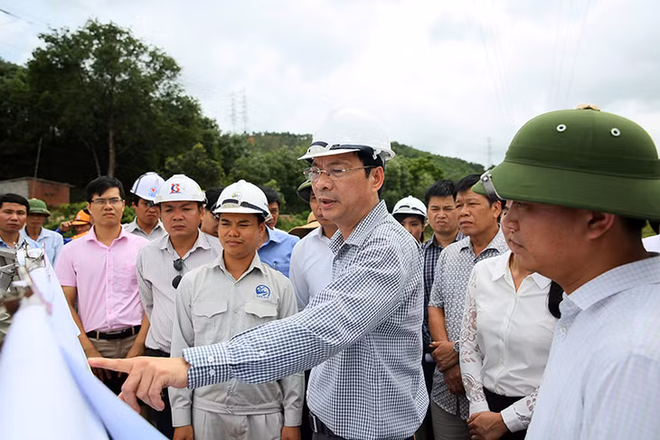 Đồng chí Nguyễn Văn Đọc, Bí thư Tỉnh ủy, Chủ tịch HĐND tỉnh, kiểm tra tiến độ cao tốc Hạ Long - Vân Đồn. Ảnh: Ngô Sơn