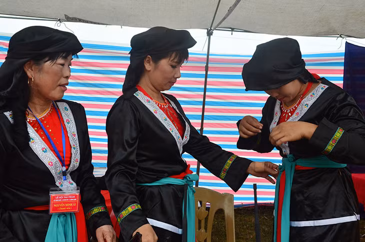 Phụ nữ Sán Dìu sửa soạn đi lễ hội đại phan.