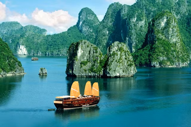 10. Vịnh Hạ Long. Vịnh nhỏ thuộc phần bờ Tây vịnh Bắc Bộ tại khu vực biển Đông Bắc Việt Nam, bao gồm vùng biển đảo thuộc thành phố Hạ Long, thành phố Cẩm Phả và một phần huyện đảo Vân Đồn của tỉnh Quảng Ninh. Vịnh Hạ Long trở thành một trong những điểm du lịch hấp dẫn nhất miền Bắc nói chung và Việt Nam nói riêng.