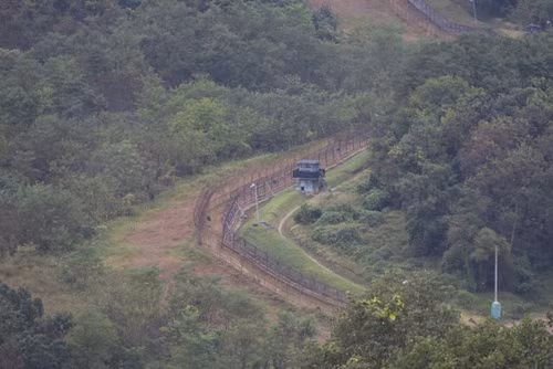 Tháp canh dọc tuyến DMZ. Ảnh: Wikipedia.