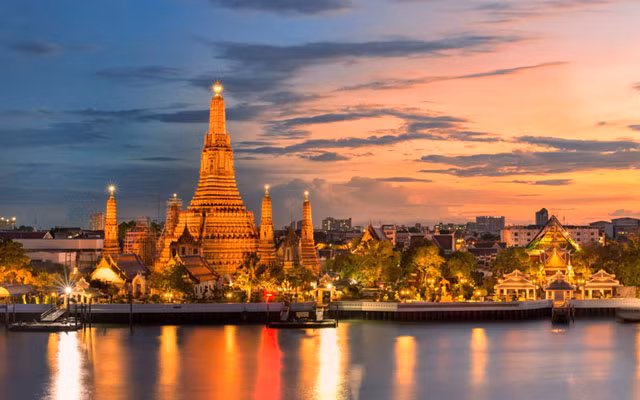 5. Bangkok. Thủ đô, đồng thời là thành phố đông dân nhất của Thái Lan. Sự bùng nổ kinh tế của khu vực Đông Nam Á những năm 1980 và 1990 đã thúc đẩy nhiều công ty đa quốc gia đặt trụ sở khu vực tại Bangkok. Bangkok hiện là một trung tâm kinh tế và tài chính trong khu vực. Thành phố đóng vai trò một điểm trung chuyển trong giao thông quốc tế và nổi lên như một đầu tàu trong lĩnh vực chăm sóc sức khỏe, nghệ thuật, thời trang và giải trí. Về du lịch, Bangkok nổi tiếng với nhịp sống về đêm sôi động và nhiều di tích lịch sử văn hóa.